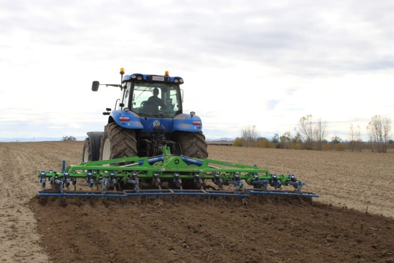 Tractor New Holland labrando un barbecho