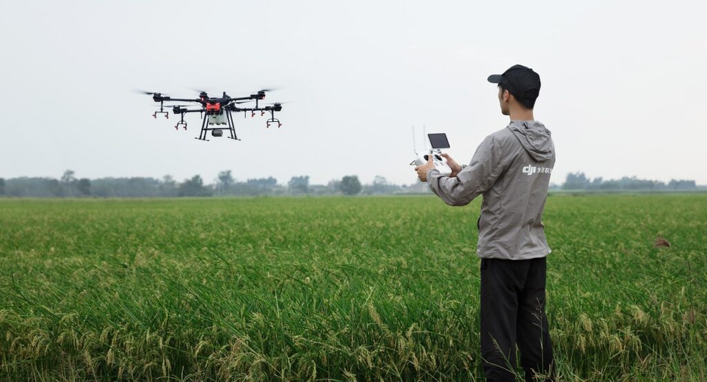 Agricultura de precisión. Agricultor utilizando dron en sus cultivos.