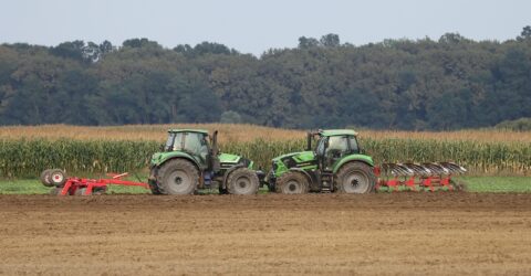 Maquinaria agrícola. Marca de tractores Deutz Fahr