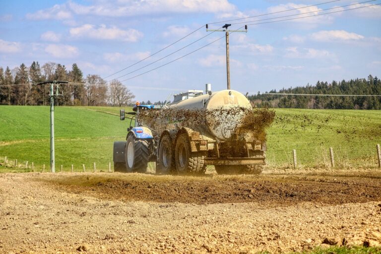 Purines como fertilizante. Tractor New Holland aplicando purines de cerdo.