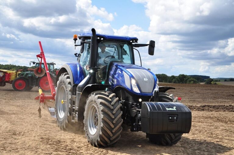 cuanto pesa una llanta de tractor . Tractor New Holland